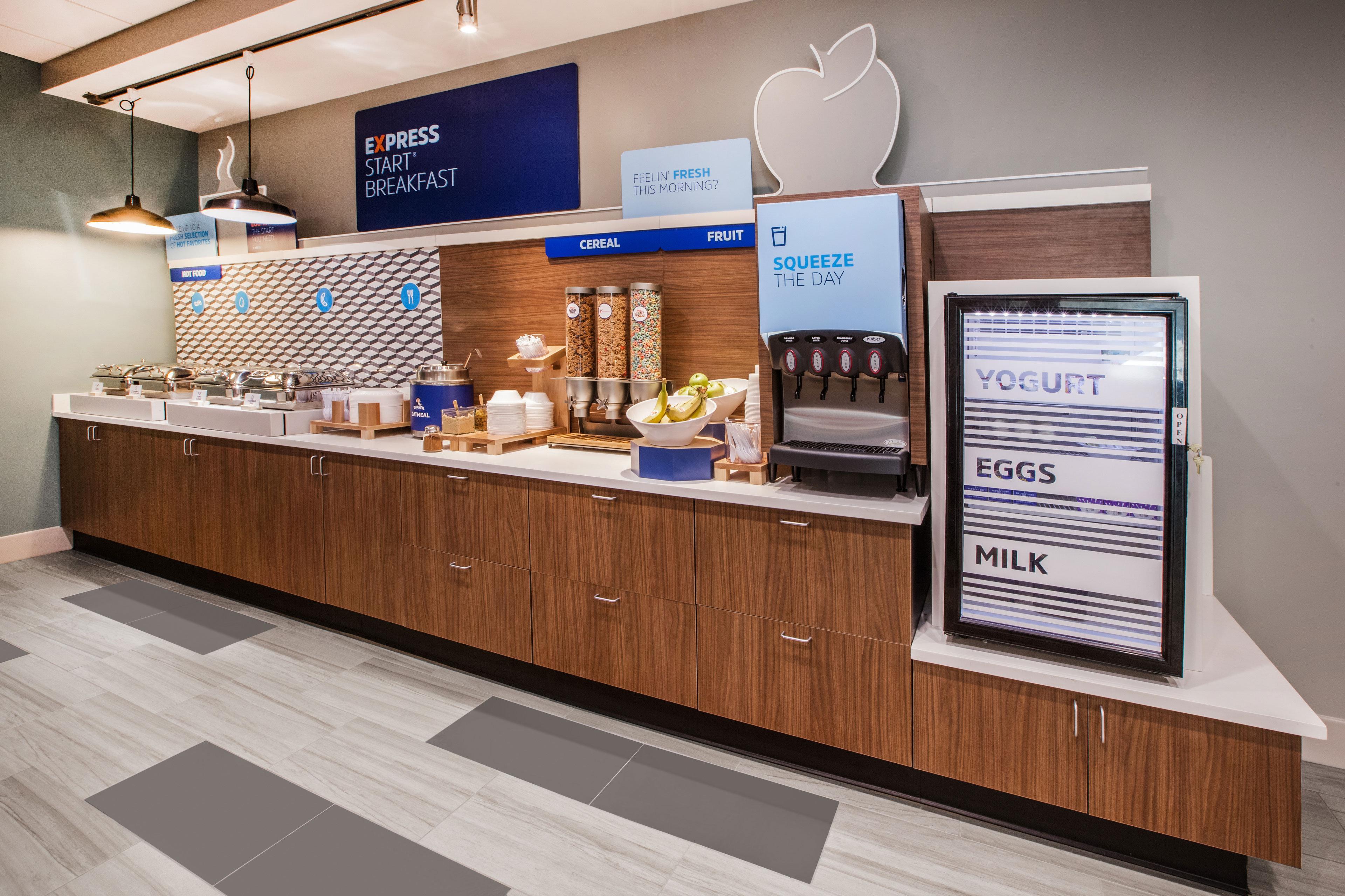 Holiday Inn Express Hotel & Suites Bloomington-Normal University Area By Ihg Екстериор снимка